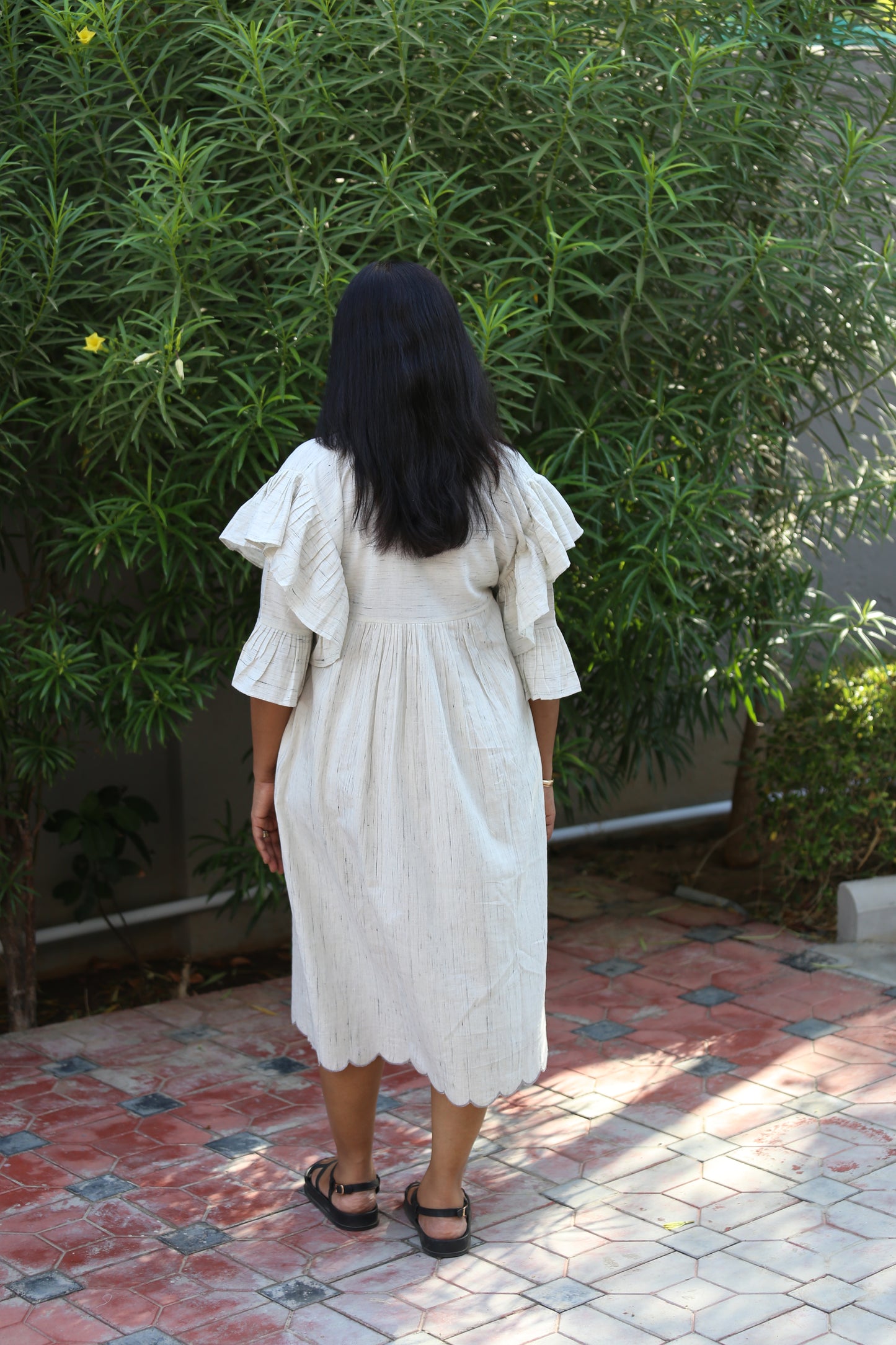 Dress with ruffled sleeves